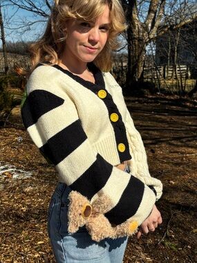 13DE MARZO Teddy Bear V-Neck Cable Knit Striped Cropped Cardigan